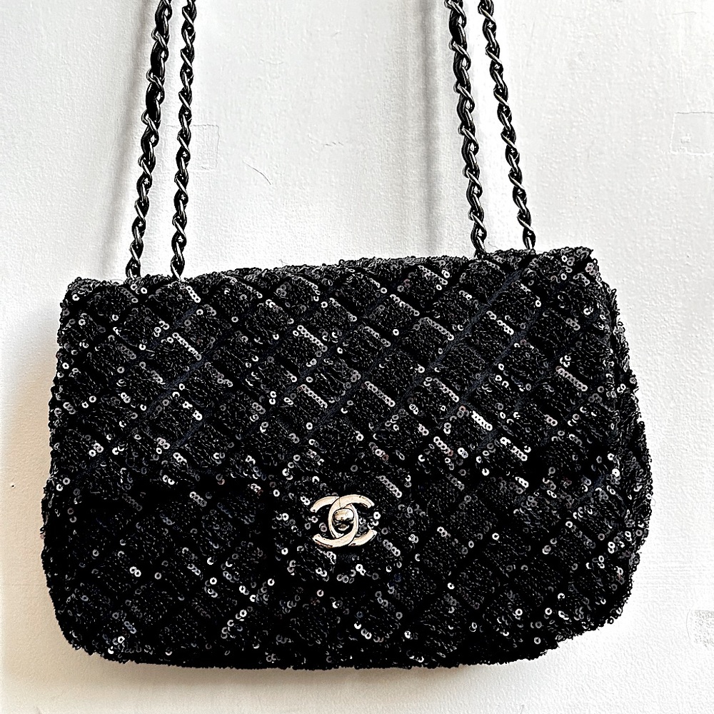 CHANEL
Sequin Single Flap Bag DETAILS